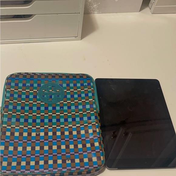 Tory Burch tablets holder protecting your iPads.chic and stylish - Picture 7 of 12